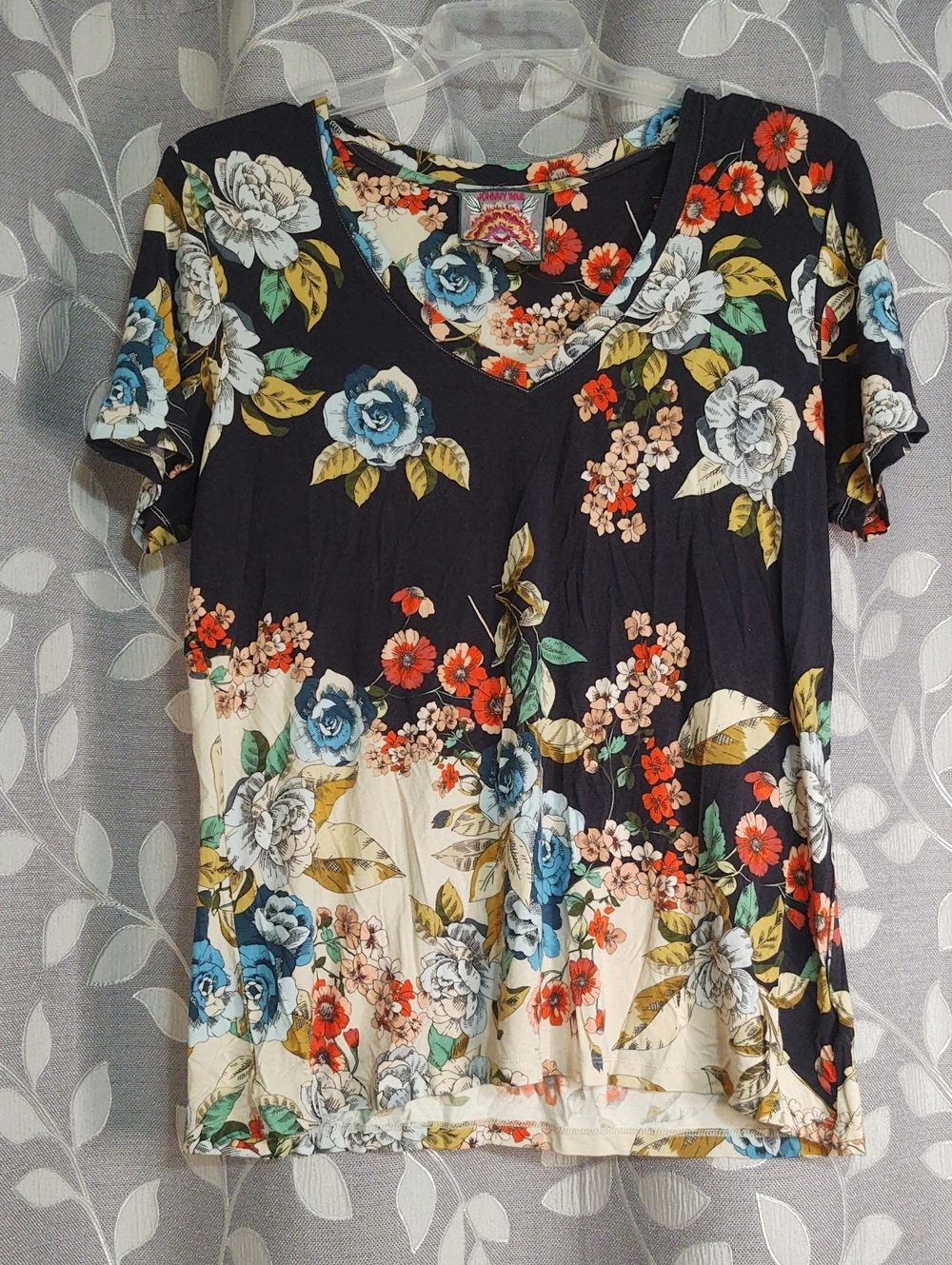 Johnny Was Black Floral V-Neck Short Sleeve Tee size L